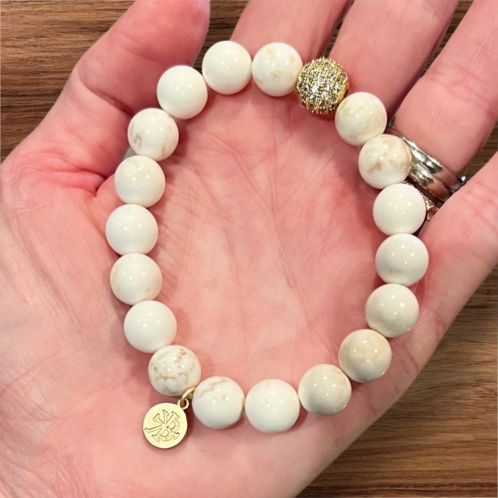 KARLI BUXTON $55 White Marble Beads Bracelet Stretch with Gold Bead and Tag NEW - Picture 3 of 4